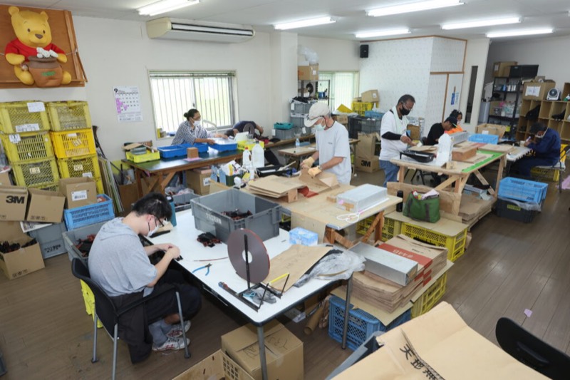 袋の加工作業をする作業室の様子