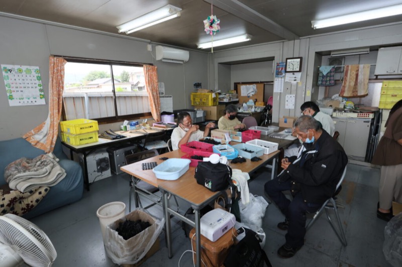 ゴム部品を仕分ける作業の様子