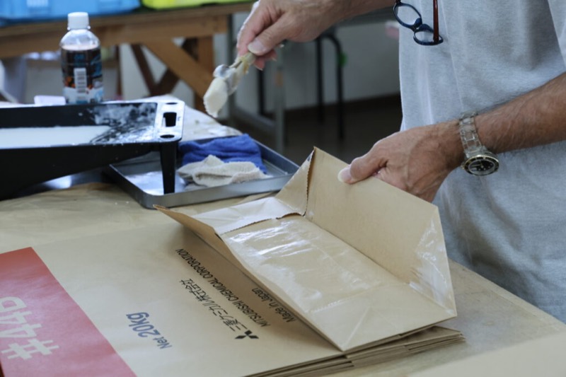 袋のり付けの作業の様子