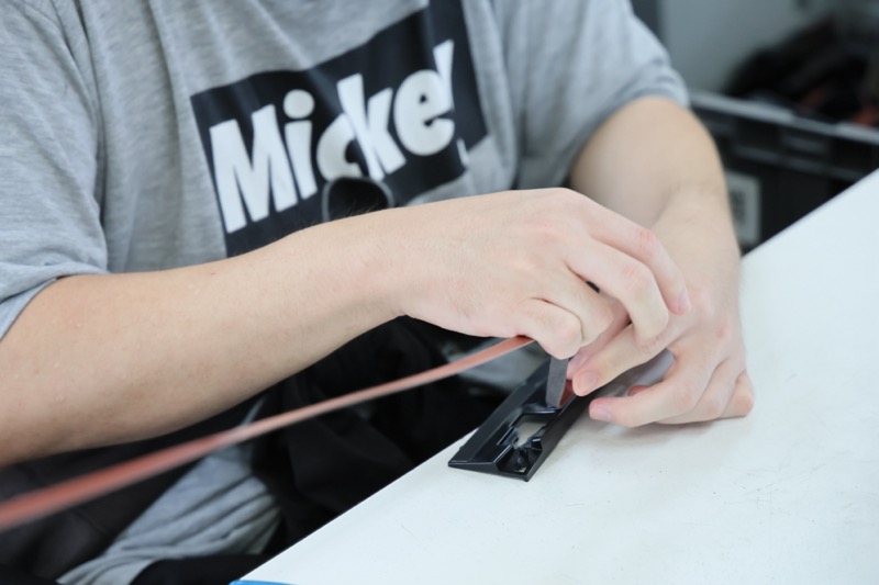 部品にテープを貼る作業の手元